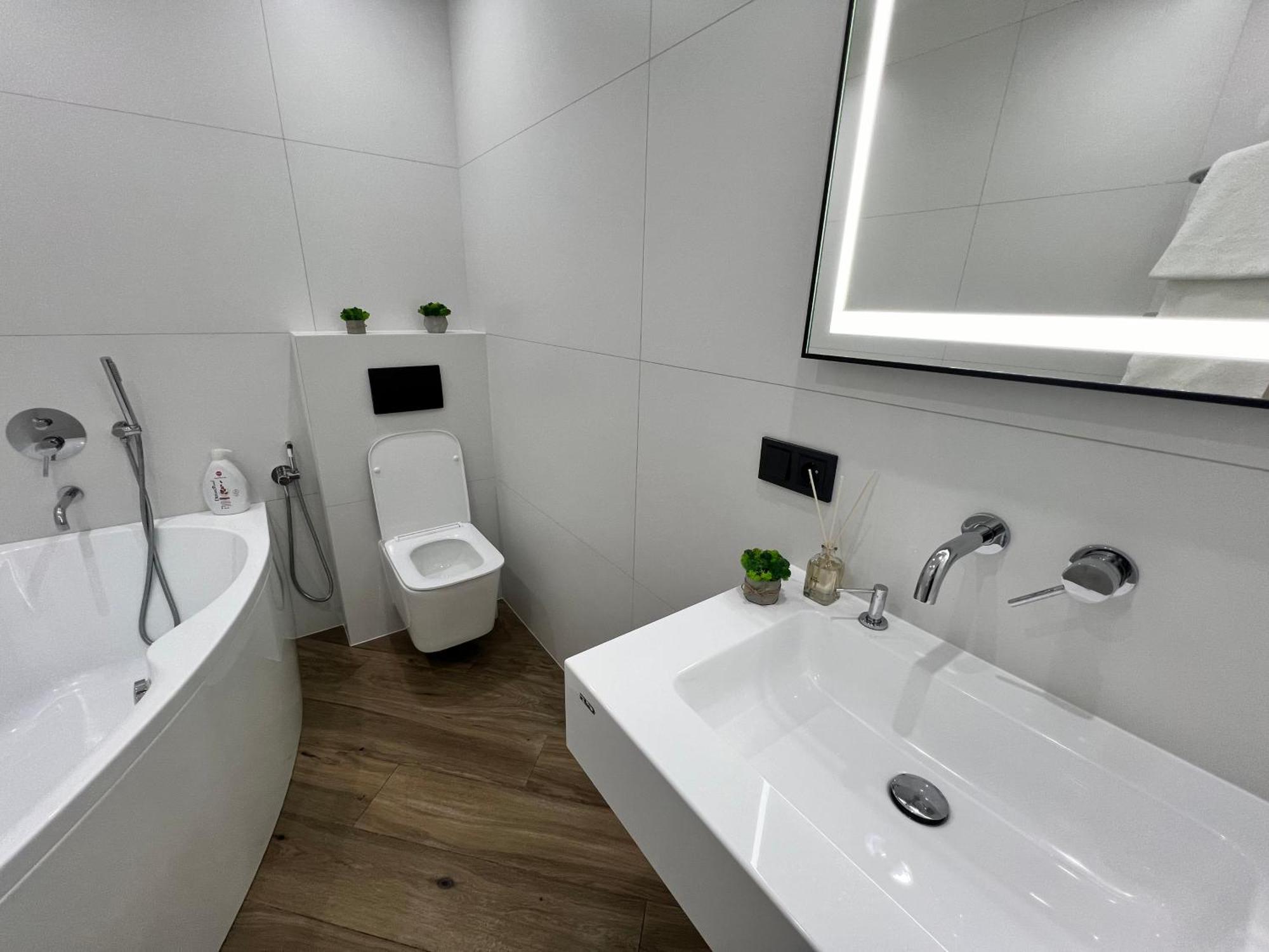 Люкс Апартаменти Район Автовокзалу В Жкарена Та Жк Great House Поблизу Обласноі Лікарні Rivne Buitenkant foto